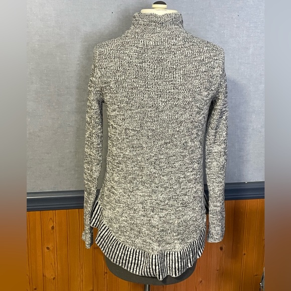 EUC- Mock neck sweater size XS - Picture 2 of 4